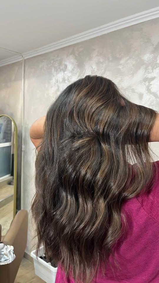 Tamna kosa sa balayage prelivima i talasima