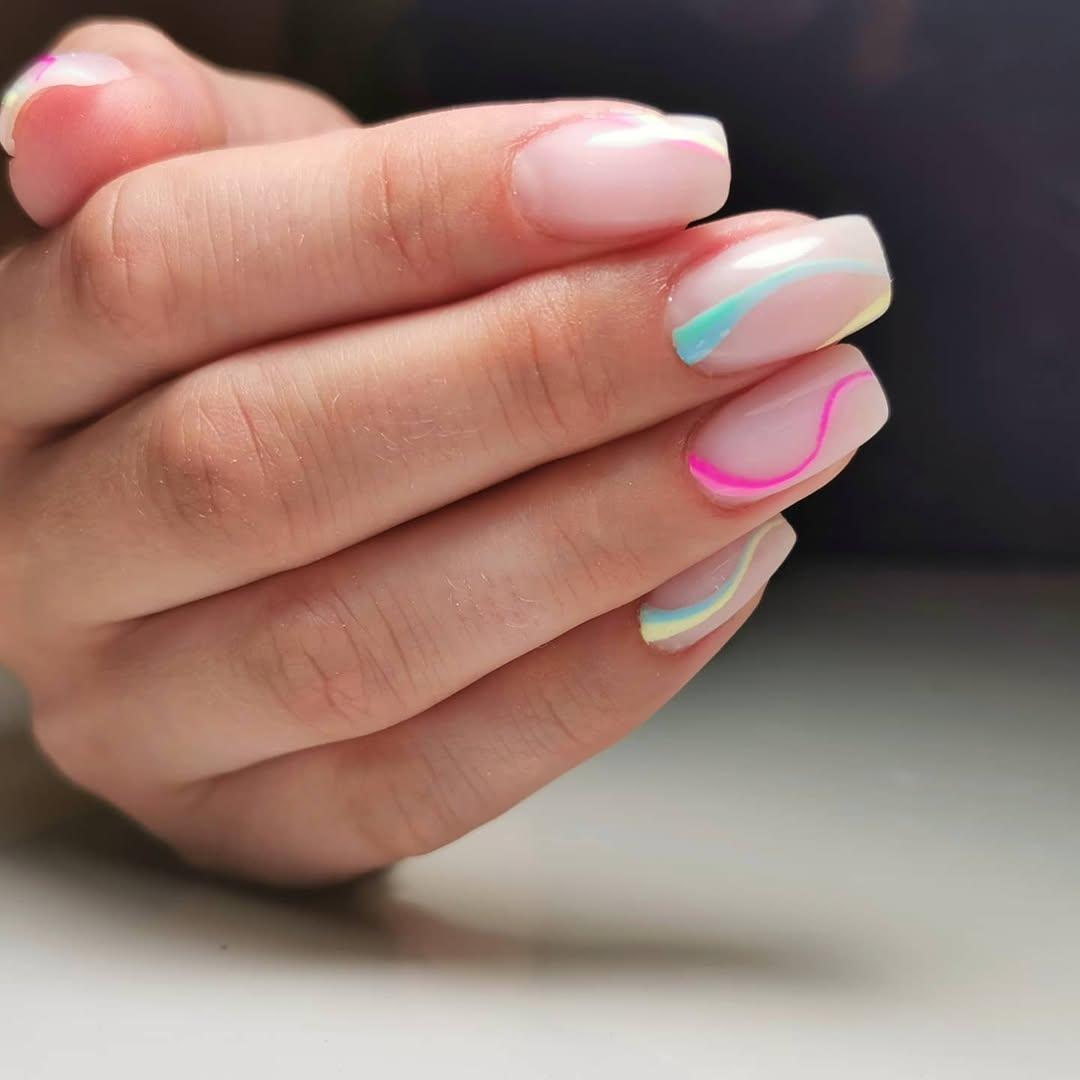 Gel lak u nude tonu sa pastelnim linijama