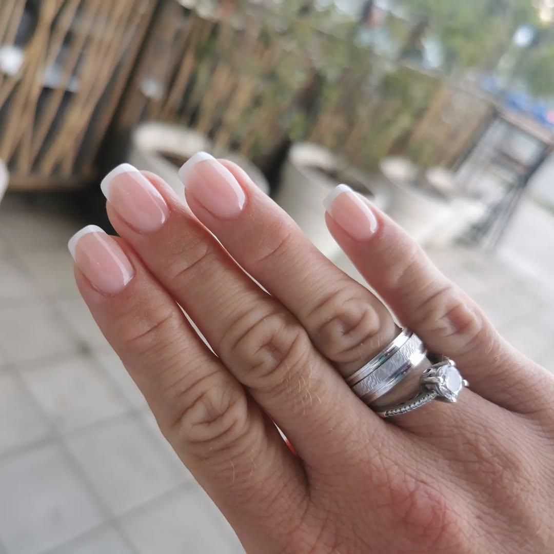 Nude nokti bademastog oblika